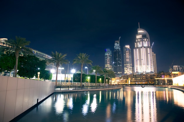 Dubai centrum 's nachts met stadslichten