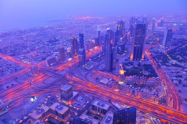 dubai city skyline hoofdweg en nieuwe wolkenkrabbers bij zonsondergang