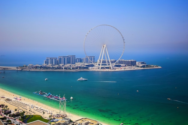 Dubai eye ruota panoramica panoramica durante la giornata di sole, attrazione turistica, vita di lusso