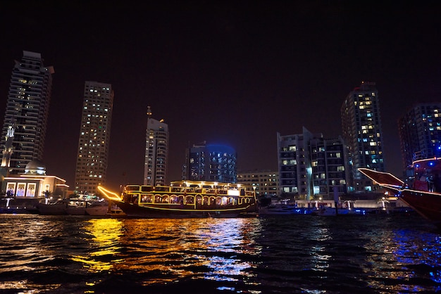 Dubai jachthaven in de nacht