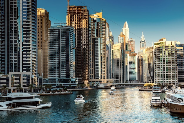 Dubai Marina bij zonsondergang