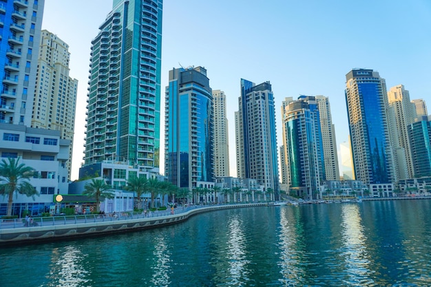 두바이 아랍에미리트 (UAE) 에 있는 두바이 마리나 (Dubai Marina) 는 초고층 건물과 운하를 볼 수 있다.