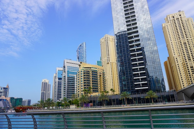 Dubai Marina in Dubai UAE Uitzicht op de wolkenkrabbers en het kanaal