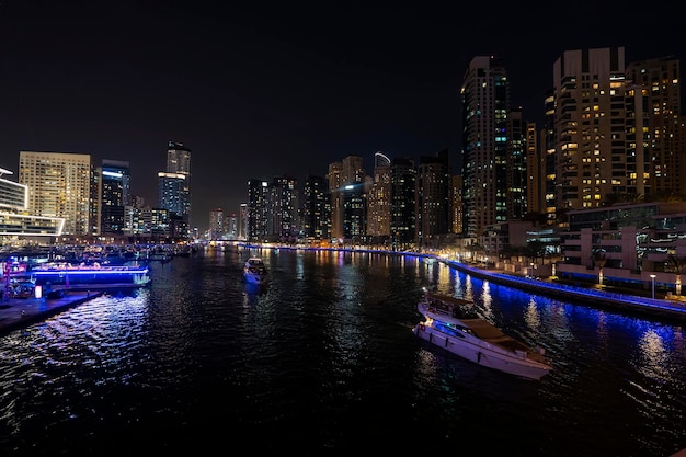 Dubai marina night cruise Luxe jachten in nachtverlichting op het water