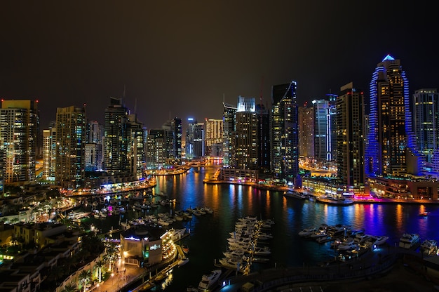 Dubai marina di notte.