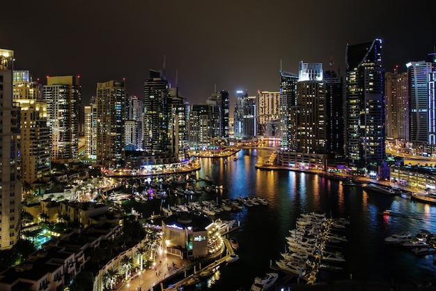 Dubai Marina 's nachts.