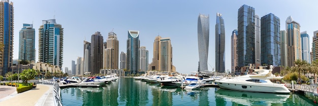 Архитектура гавани яхт Дубай Марина панорама путешествия в Объединенных Арабских Эмиратах