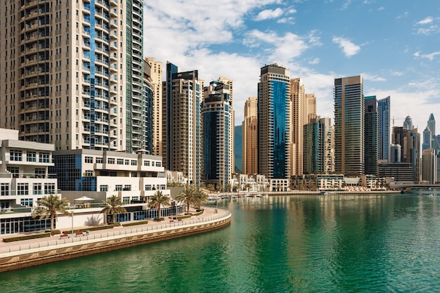 Grattacieli e porto della marina di dubai negli emirati arabi uniti di dubai