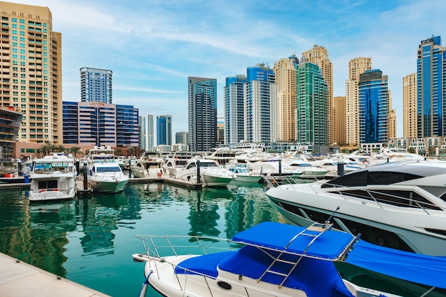두바이 마리나 고층 빌딩과 두바이 아랍 에미리트의 항구
