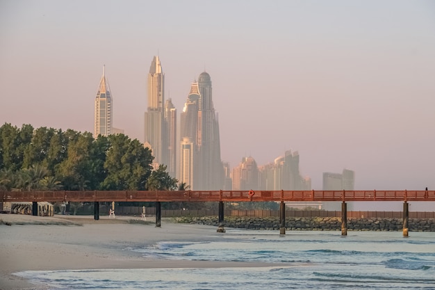 Dubai. ochtend op het strand van de arabische golf van moderne wolkenkrabbers.