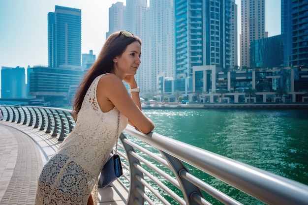 Dubai reizen toeristische vrouw op vakantie wandelen