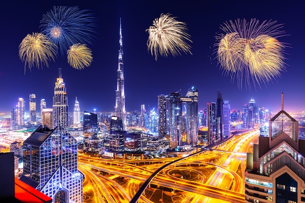 Paesaggio urbano di skyline di dubai con grattacieli e fuochi d'artificio