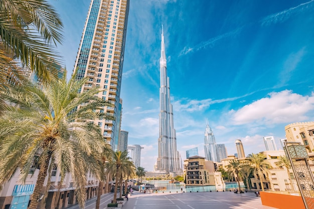 Photo the dubai skyline is absolutely breathtaking with the burj khalifa towering over all other buildings it's a sight that is impossible to forget