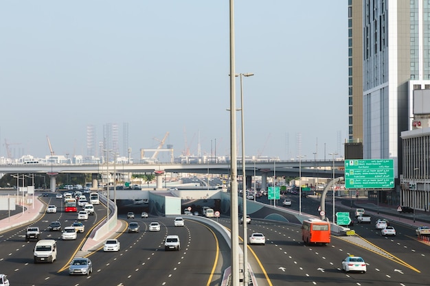 Dubai snelwegen gedurende een dag