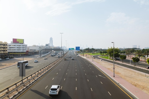 Dubai snelwegen gedurende een dag