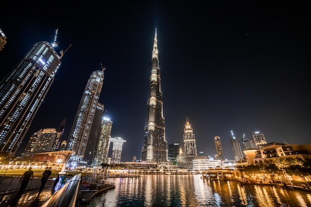Dubai UAE 09 november 2021 Burj Khalifa in de nacht is de hoogste wolkenkrabber ter wereld met een hoogte van 8298 m in Dubai UAE
