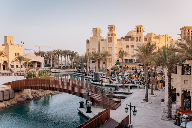 두바이 UAE 2021년 11월 4일 Madinat Jumeirah는 일몰 시 5성급 호텔의 화려한 수크와 고급 레스토랑으로 구성된 두바이의 아라비아 소형 도시입니다.