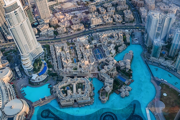 Фото Дубай, оаэ, 08 ноября 2021 года. городской пейзаж дубая. вид на центр города с вершины бурдж-халифа.