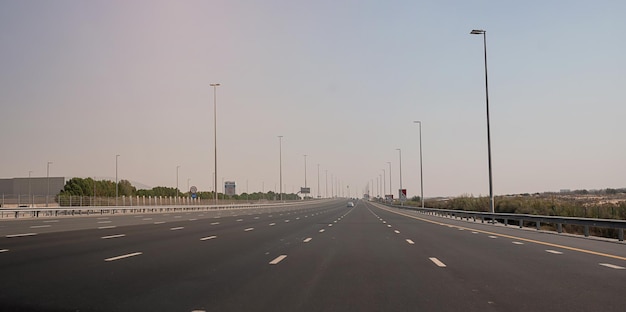 Дубай, ОАЭ, ноябрь 2021 г. Городская дорога и улицы в Дубае, Объединенные Арабские Эмираты