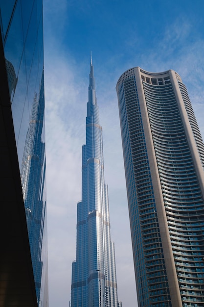 DUBAI VERENIGDE ARABISCHE EMIRATEN 10 FEBRUARI 2021 Onderaanzicht van Burj Khalifa in contrast met de blauwe lucht en de wolken