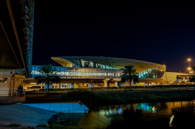 Dubai, verenigde arabische emiraten - 10 november: dubai metro station op 10 november 2016 in dubai, verenigde arabische emiraten. de dubai metro rijdt 40 km langs sheikh zayed rd, deze gordeldierachtige structuur is een spectaculair en futuristisch ontwerp.