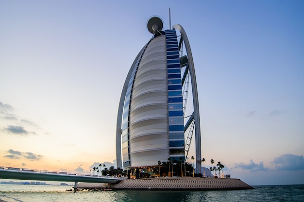 Dubai, Verenigde Arabische Emiraten - 21 November:'s werelds eerste zeven sterren luxe hotel Burj Al Arab, 21 November 2018 in Dubai, Verenigde Arabische Emiraten