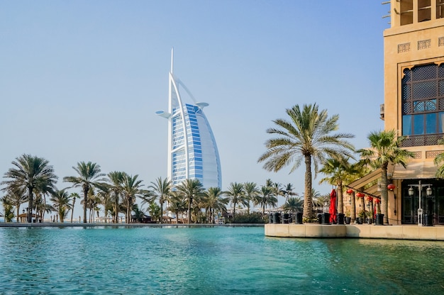 Dubai. oasi d'acqua in loco madinat jumeirah mina a salam. una vista del famoso hotel burj al arab.