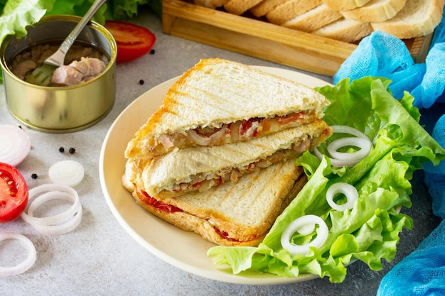 Dubbel broodje met tonijn uit blik en feta kaas geserveerd met slablaadjes