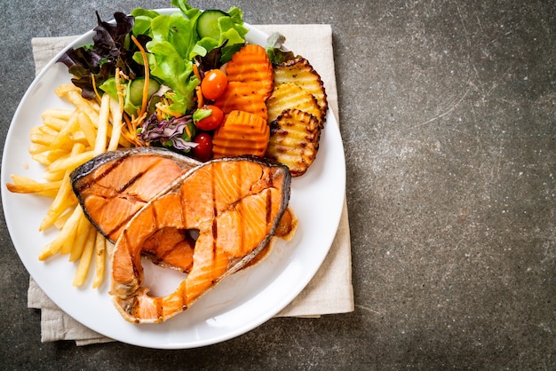 dubbel gegrilde zalm steakfilet met groente en frietjes