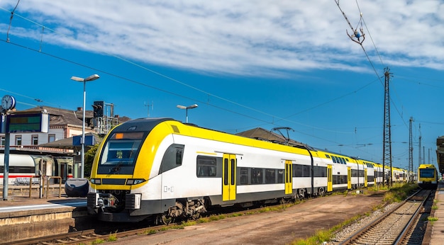 Dubbeldekker reginal trein in offenburg badenwurttemberg duitsland