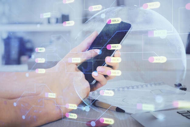 Dubbele belichting van de hand van de man met behulp van een digitaal apparaat en tekening van het thema van de gegevens Technologieconcept