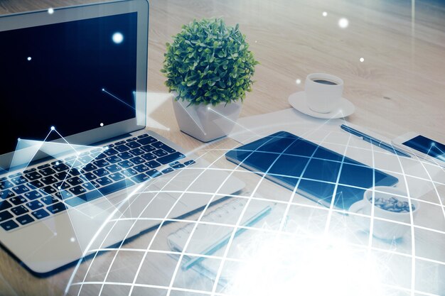 Dubbele belichting van het bureaublad met computer en wereldkaart hologram Internationaal data netwerk concept