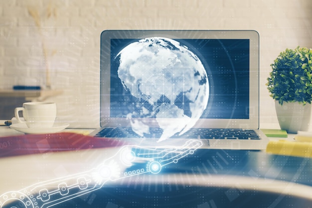 Dubbele belichting van het bureaublad met computer en wereldkaart hologram Internationaal data netwerk concept