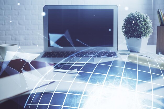 Dubbele belichting van het bureaublad met computer en wereldkaart hologram Internationaal data netwerk concept