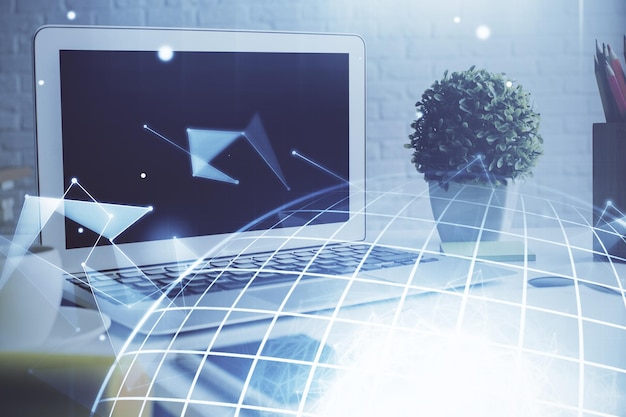 Dubbele belichting van het bureaublad met computer en wereldkaart hologram Internationaal data netwerk concept