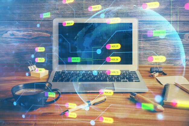 Foto dubbele belichting van het bureaublad met een personal computer op de achtergrond en een tekening met een technisch thema concept van bigdata