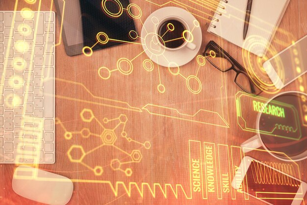 Dubbele belichting van technologiethema tekening over werktafel bureaublad. Bovenaanzicht Globaal data-analyse concept