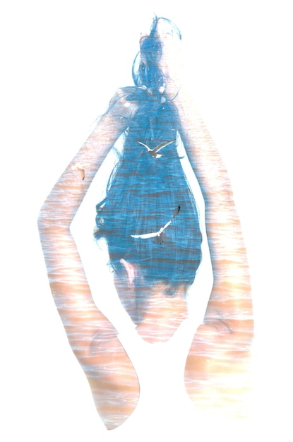 Foto dubbele belichting van vrouw met haar en vogels die over zee vliegen tegen een witte achtergrond