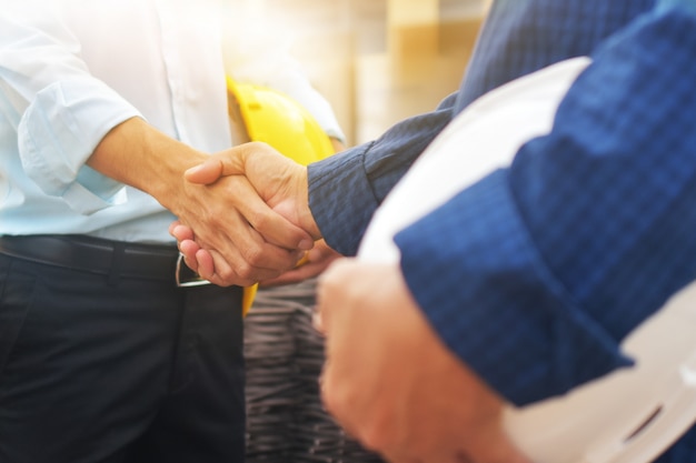 Dubbele belichting van zakelijk handdruk succesvol teamwerk en partnerschapconcept. Schudden handen zakelijke overeenkomst