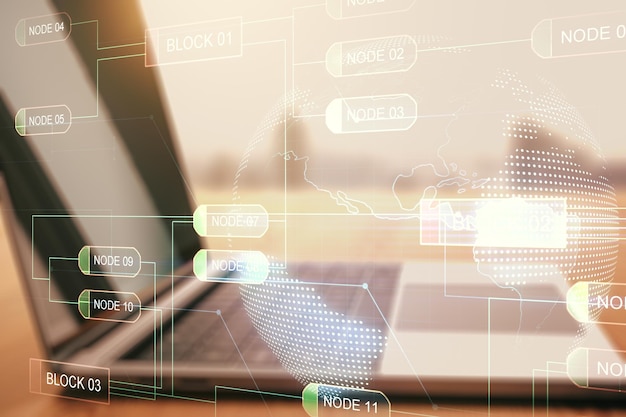 Dubbele blootstelling van abstracte programmeertaal met wereldkaart op laptop achtergrondonderzoek en ontwikkelingsconcept