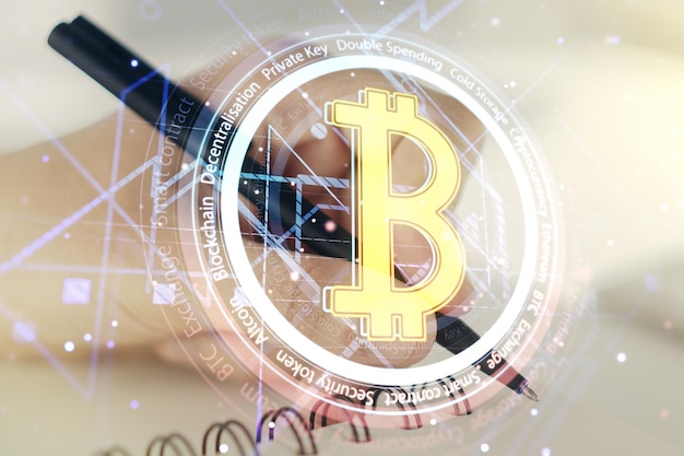 Dubbele blootstelling van creatief Bitcoin-symbool met man hand schrijven in notitieblok op achtergrond Cryptocurrency concept