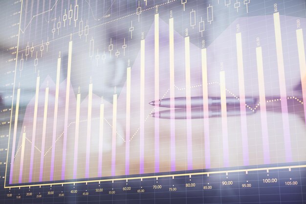 Dubbele blootstelling van forex grafiek over koffiekop achtergrond in het kantoor Concept van financiële analyse en succes