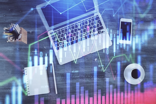 Dubbele blootstelling van forex grafiek tekening over tafel achtergrond met computer Concept van financieel onderzoek en analyse Top view