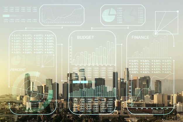 Dubbele blootstelling van het abstracte virtuele hologram van statistiekengegevens op de achtergrondstatistieken van de stadswolkenkrabbers van Los Angeles en analyseconcept