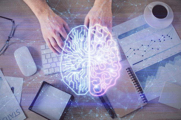 Dubbele blootstelling van iemands handen typen over computertoetsenbord en hersenhologram tekenen Bovenaanzicht Ai en datatechnologie concept