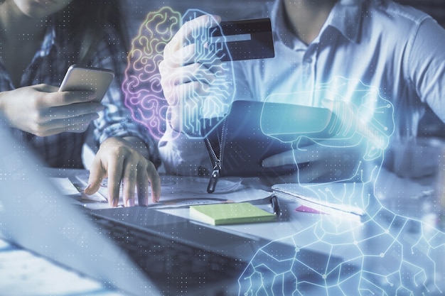 Dubbele blootstelling van man en vrouw online winkelen met een creditcard en mens in AR-bril hologram tekenen Virtuele realiteit Onderwijs E-commerce concept
