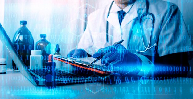Dubbele blootstelling van technologie gezondheidszorg en geneeskunde concept Twee artsen met behulp van digitale tablet en moderne virtuele scherm interface iconen panoramisch banner wazig achtergrond