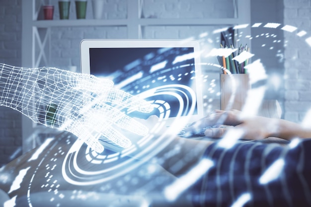 Dubbele blootstelling van vrouwelijke handen die aan de computer werken en hologramtekeningen met gegevensthema Technisch concept