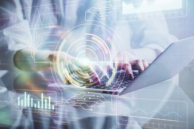 Dubbele blootstelling van vrouwelijke handen die aan de computer werken en hologramtekeningen met gegevensthema Technisch concept