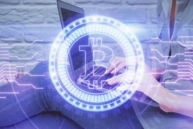Dubbele blootstelling van vrouwelijke handen die op de computer typen en hologram tekenen met het thema crypto markt Blockchain-concept